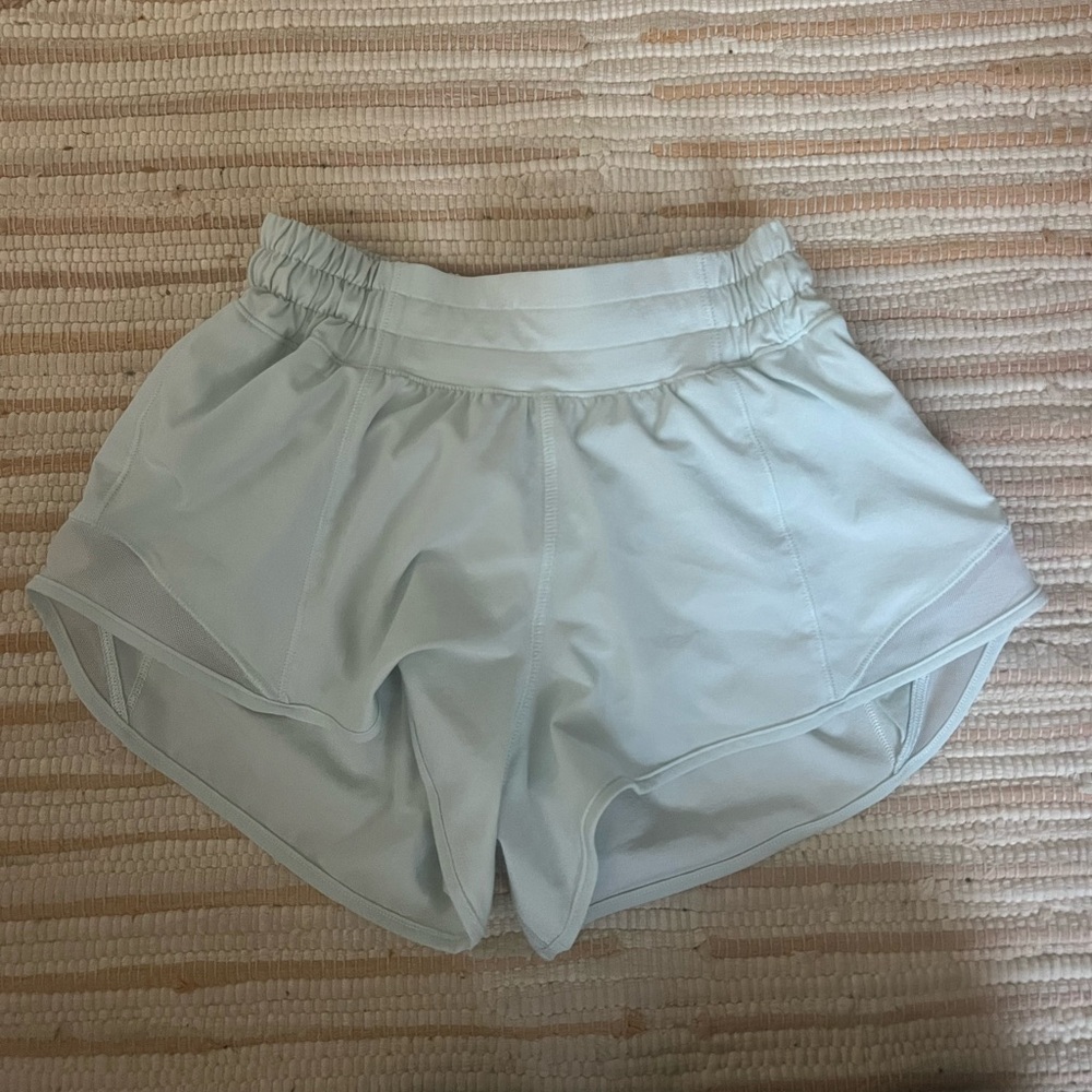 LIGHT TEAL LULULEMON HOTTY HOT 2.5 INSEAM LOW RISE SIZE 0